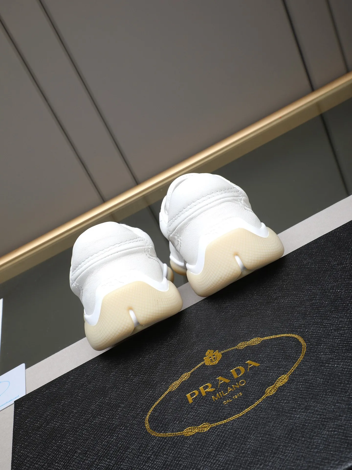 Men's Men's Shoes 💰700 Prada/Prada 1:1 men's casual shoes combine comfort with sophisticated and innovative design. The latest model features a sporty silhouette with visible topstitching that echoes the dynamic lines of the original. Inspired by driving shoes, this sneaker uses a soft and even cow upper, with a light and flexible rubber sole with a concave and convex pattern pattern, giving the sneaker a light appearance and smoothness. The upper is equipped with sports-style stitching, the tongue and laces are injection molded with Epoxy logo, sheep lining and cow foot pads, TPU ultra-light outsole, the upper foot is soft and comfortable, light and breathable! Code:38-39-40-41-42-43-44 (45 customized)